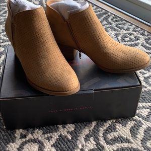 🌸New Fergie Bianca Booties. Size 8.